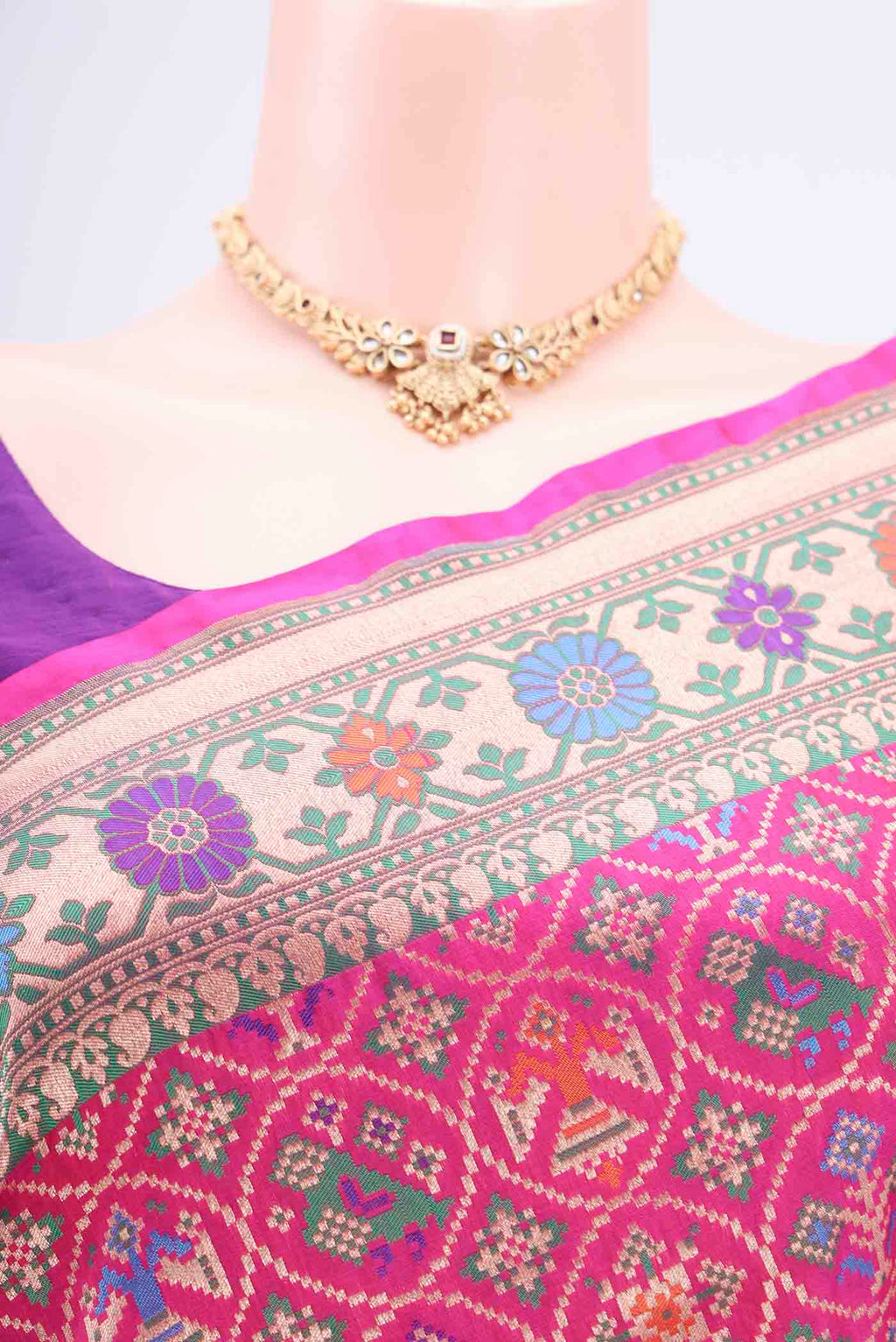 Border image of Rani Pink Banarasi Silk Saree with Jamdani on the body and Zari And Thread Border. 