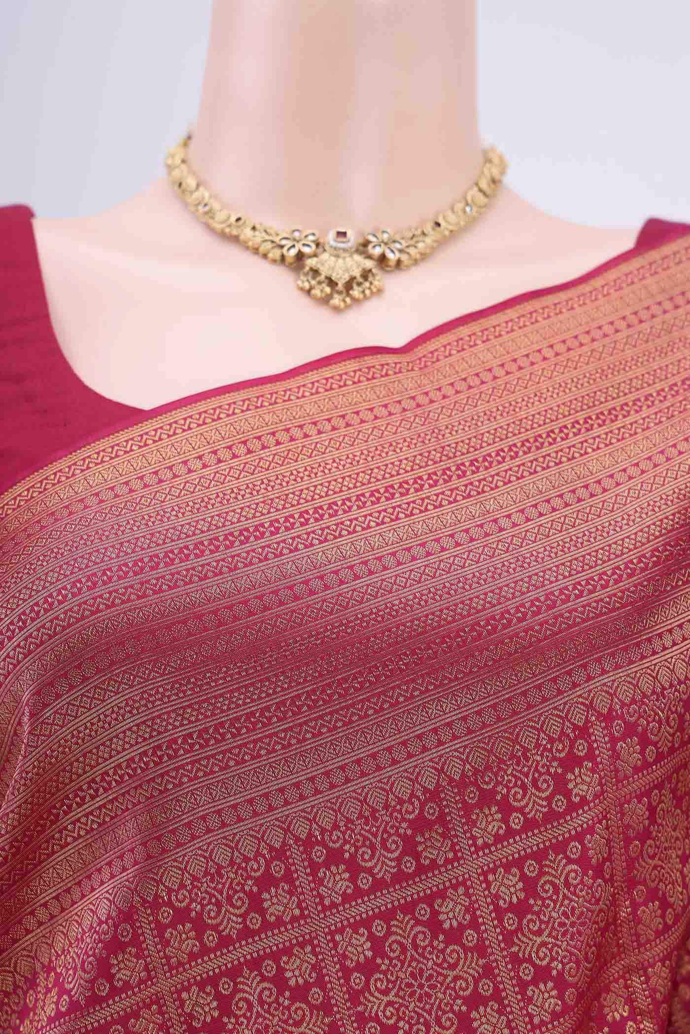 Border image of Dark Pink Kanchipuram Silk Saree with Zari Brocade on the body and Zari Border. 