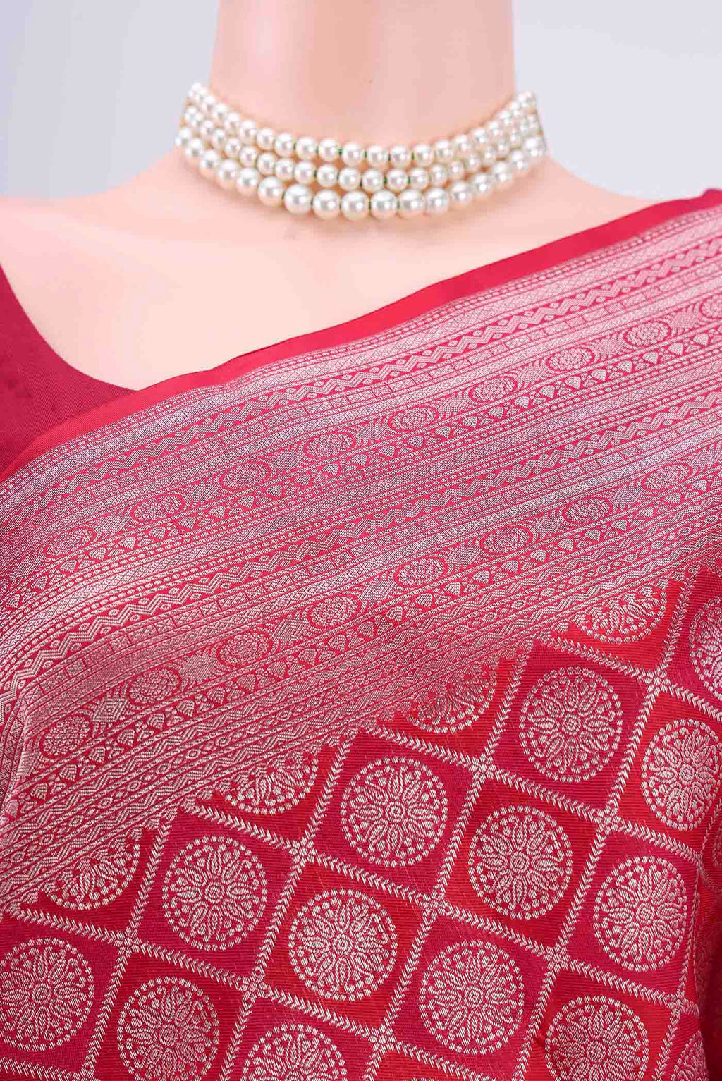 Border image of Dark Pink Kanchipuram Silk Saree with Zari Brocade on the body and Zari Border. 