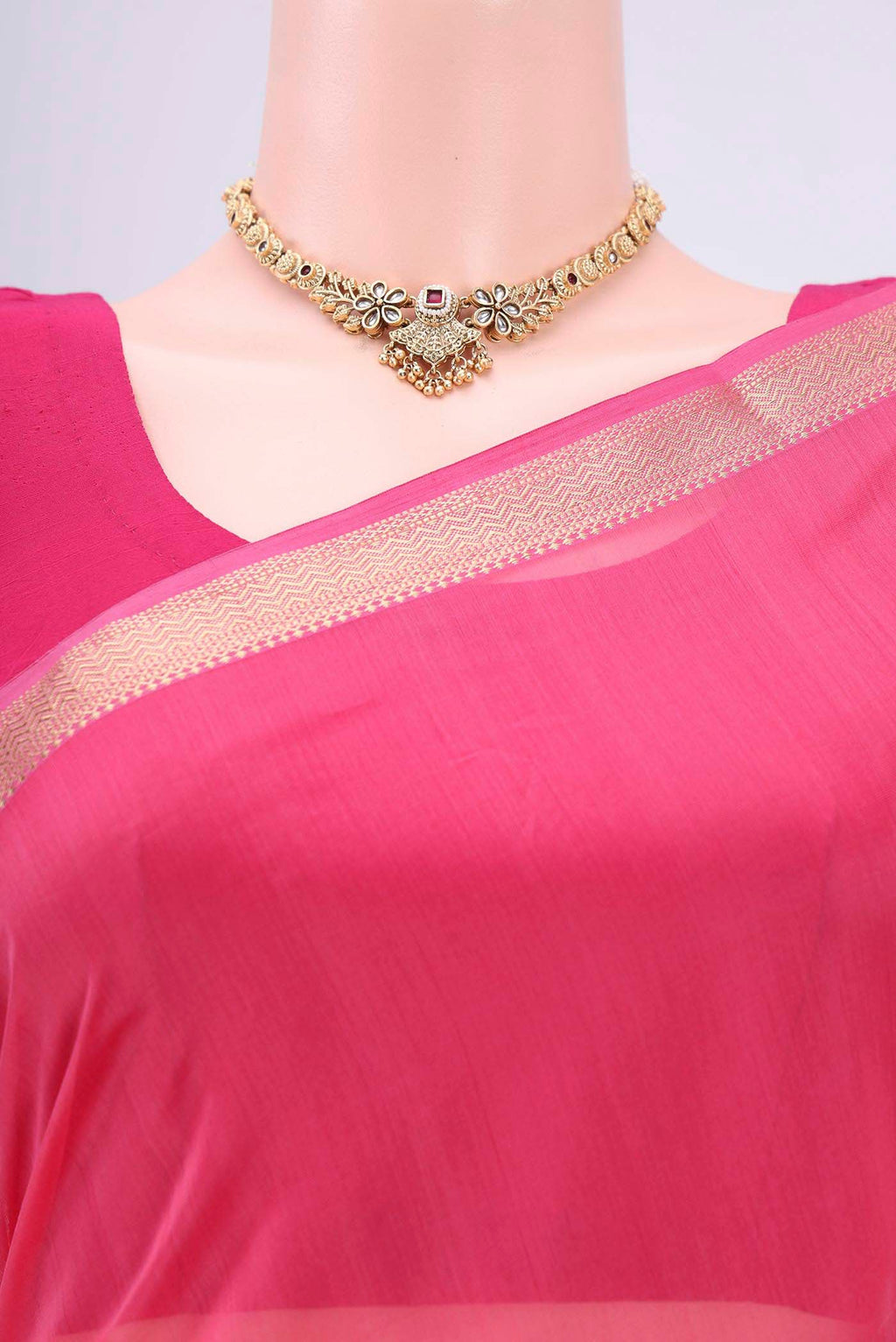 Border image of Pink Maheshwari Silk Cotton Saree with Plain Body and Zari Border. 