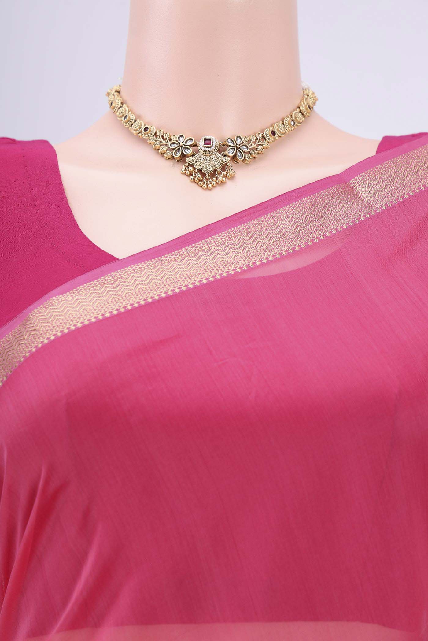 Border image of Pink Maheshwari Silk Cotton Saree with Plain Body and Zari Border. 