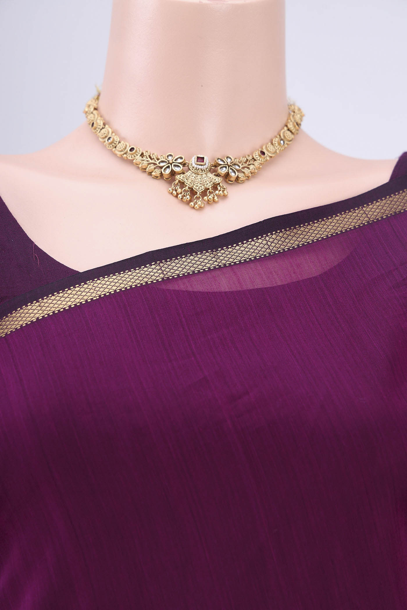 Border image of Purple Maheshwari Silk Cotton Saree with Plain Body and Zari Border. 