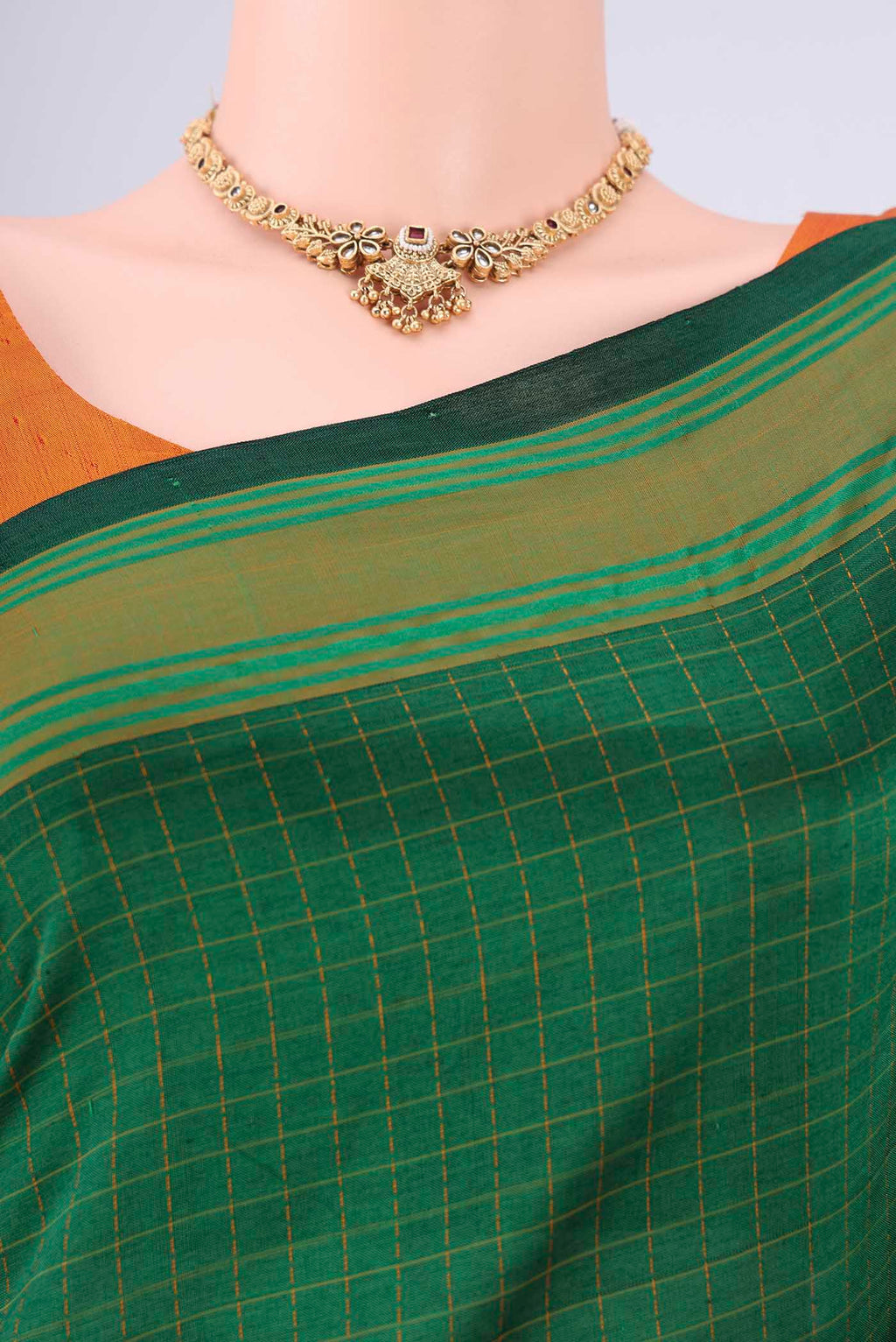 Border image of Bottle Green Blended Poly Cotton Saree with Checked design on the body and Thread Border. 