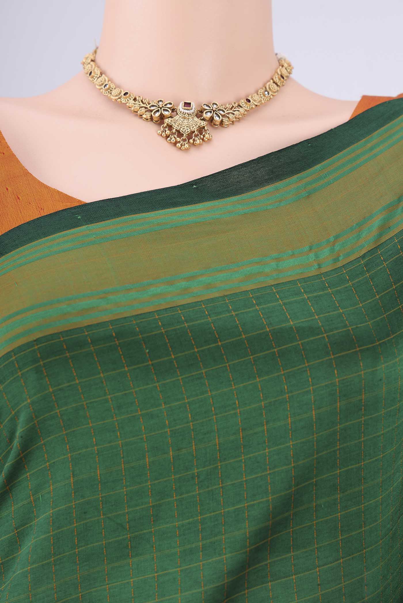Border image of Bottle Green Blended Poly Cotton Saree with Checked design on the body and Thread Border. 