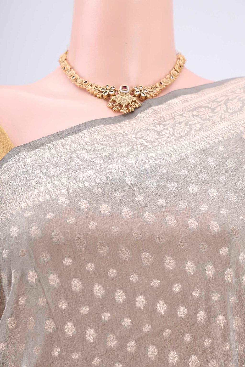 Border image of Grey Banarasi Silk Saree with Zari Butta on the body and Zari Border. 