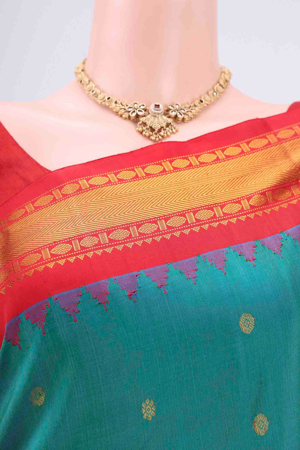 Border image of Sea Green Dual Tone Gadwal Silk Saree with Zari Butta on the body and Zari Border. 