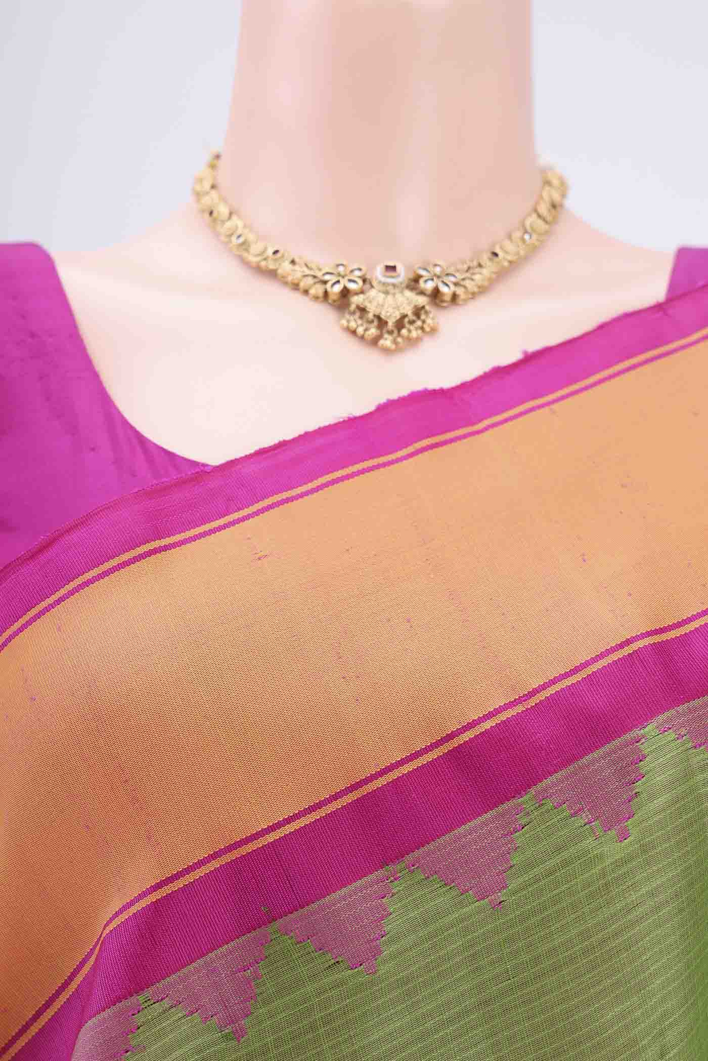 Border image of Parrot Green Gadwal Silk Saree with Checked design on the body and Zari Border. 