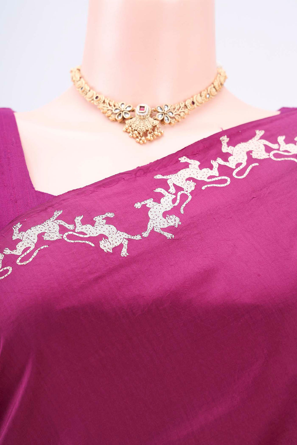 Border image of Magenta Banarasi Silk Saree with Zari Butta on the body and Zari Border. 