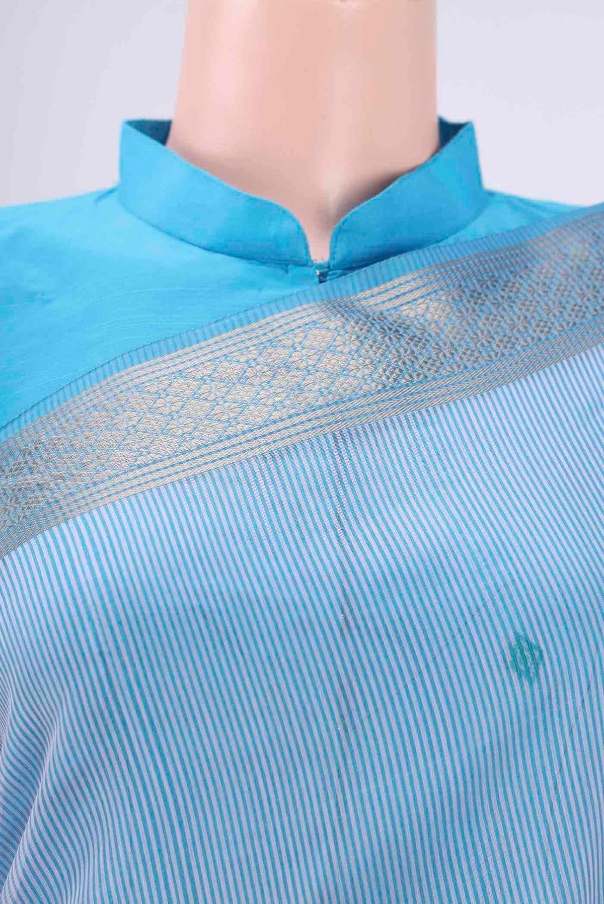 Border image of Lilac Maheshwari Silk Cotton Saree with Zari And Thread Butta on the body and Zari Border. 