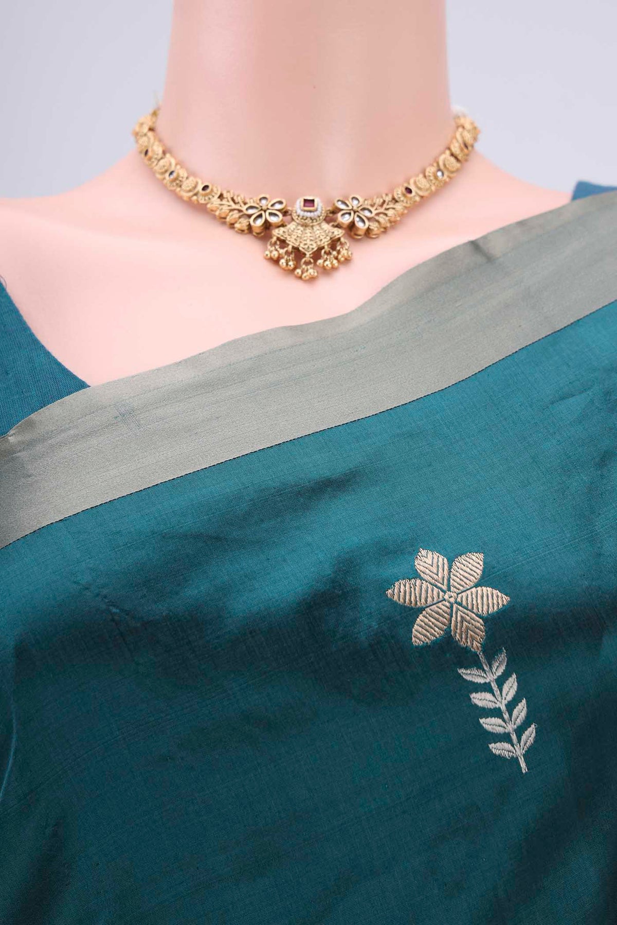 Border image of Turquoise Banarasi Silk Saree with Zari Butta on the body and Zari Border. 