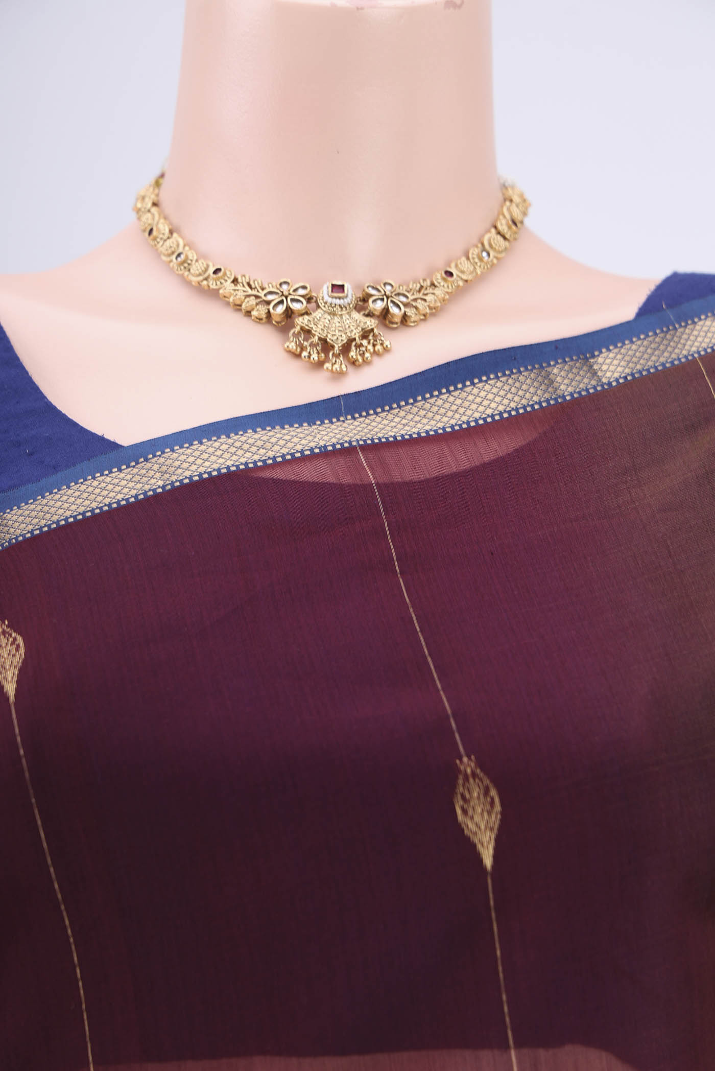 Border image of Brown Maheshwari Silk Cotton Saree with Zari And Thread Butta on the body and Zari Border. 