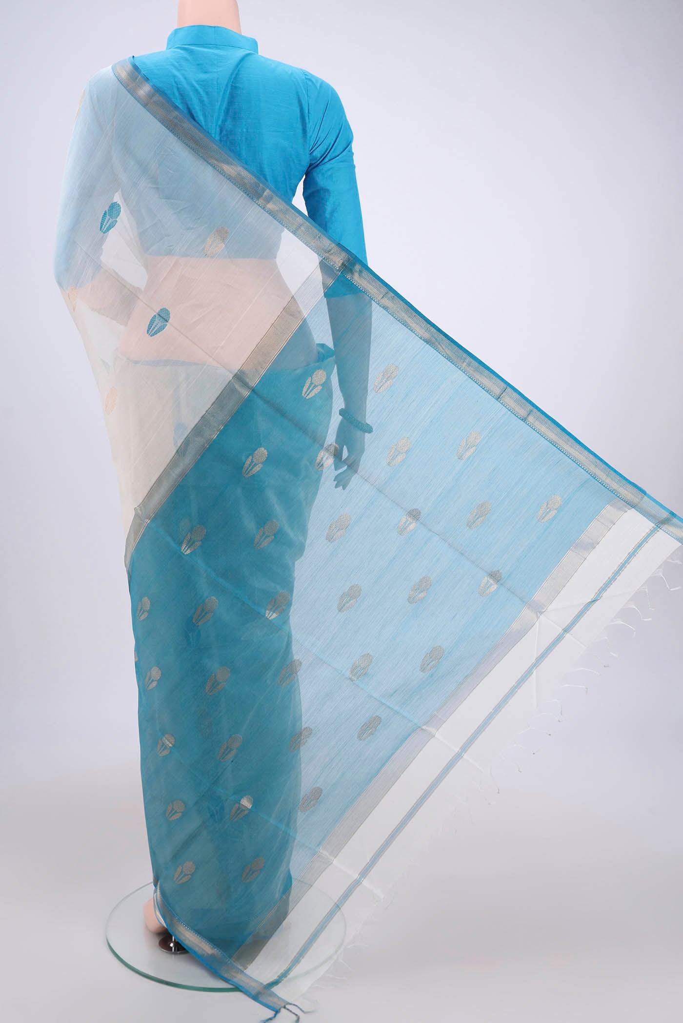 Flat view of Off White Maheshwari Silk Cotton Saree with Zari And Thread Butta on the body and Zari Border. 