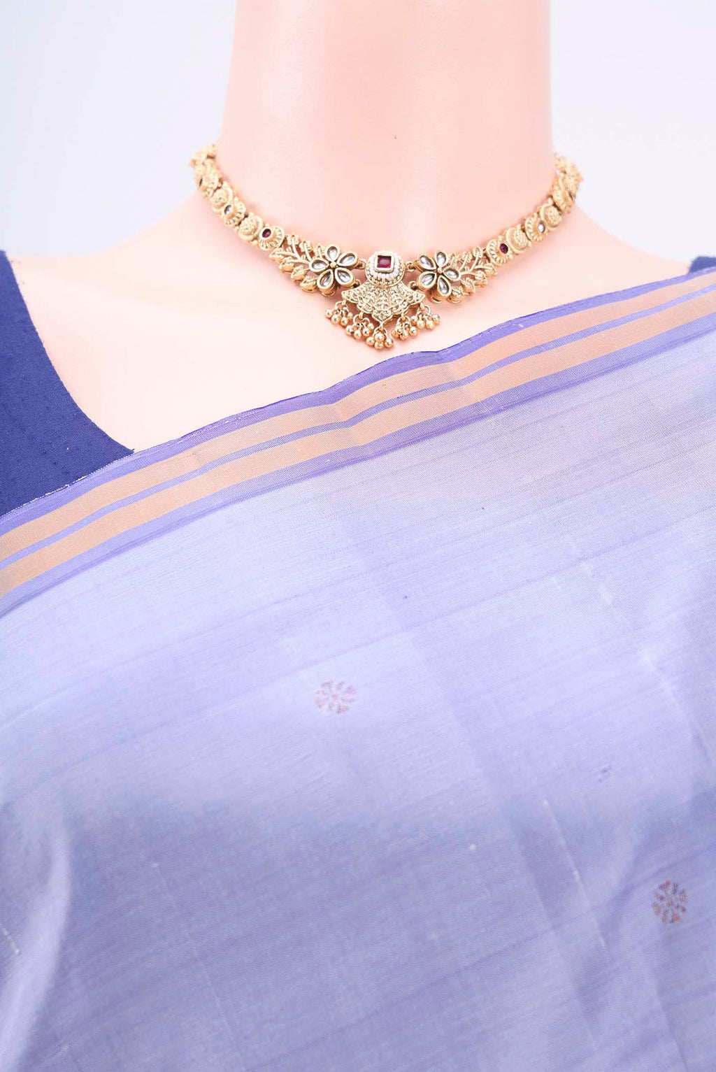 Border image of Violet Kanchipuram Silk Saree with Zari Butta on the body and Plain Border. 