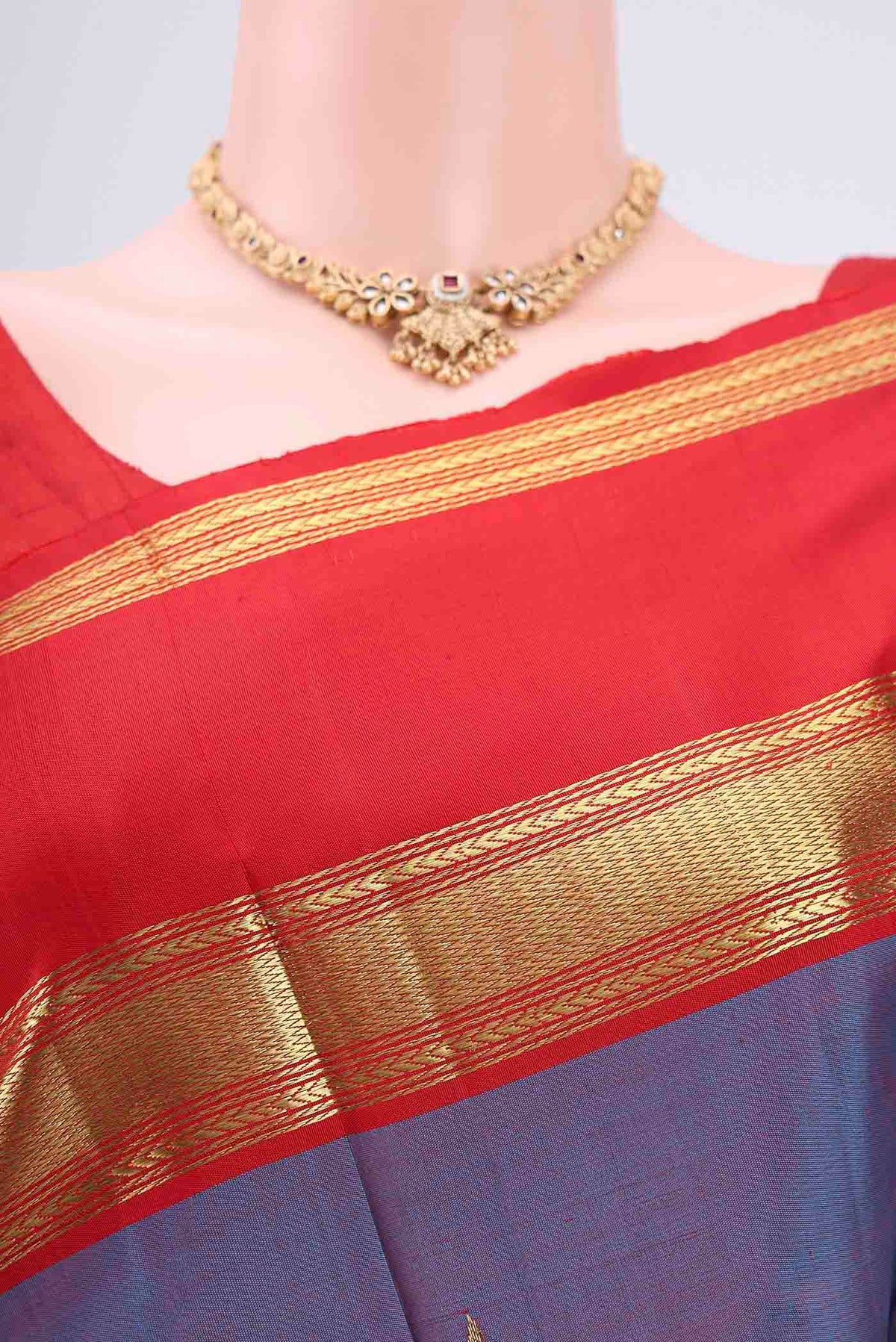 Border image of Mauve Dual Tone Kanjivaram Silk Saree with Checked design on the body and Zari Border. 