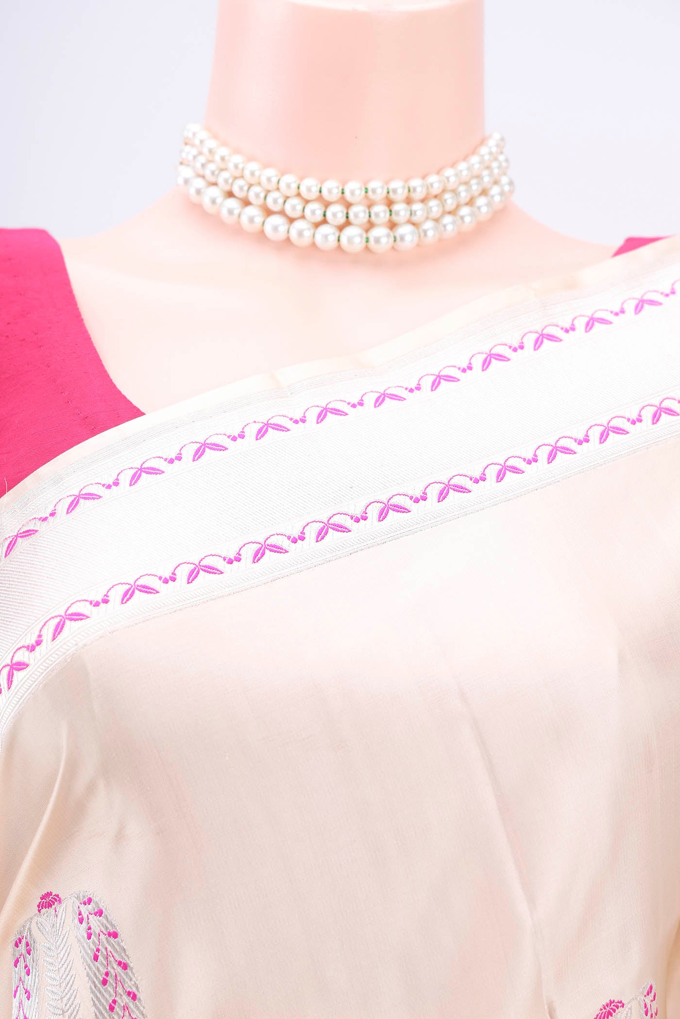 Border image of Cream Banarasi Silk Saree with Zari And Thread Butta on the body and Zari And Thread Border. 