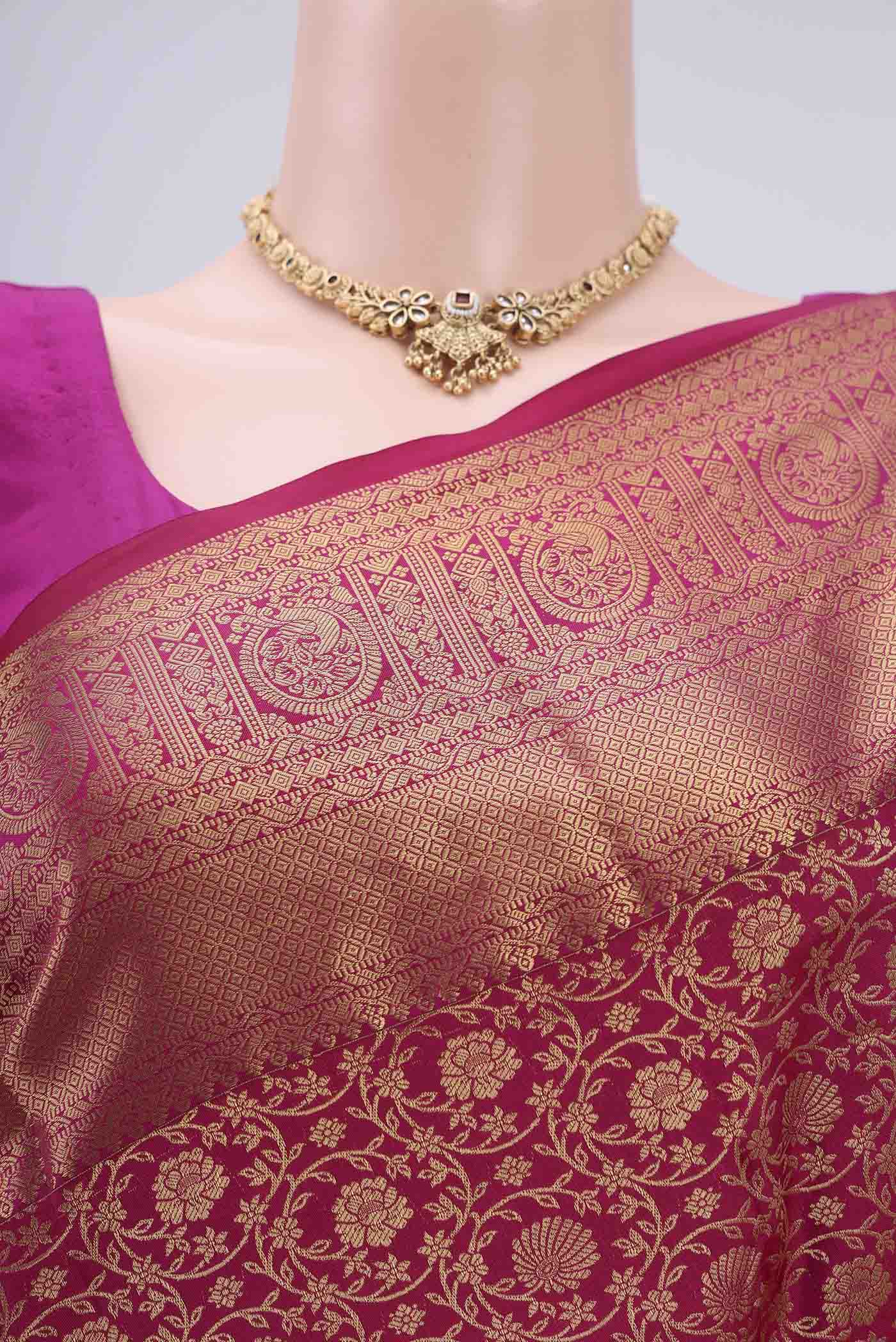 Border image of Dark Pink Bangalore Silk Saree with Zari Brocade on the body and Zari Border. 