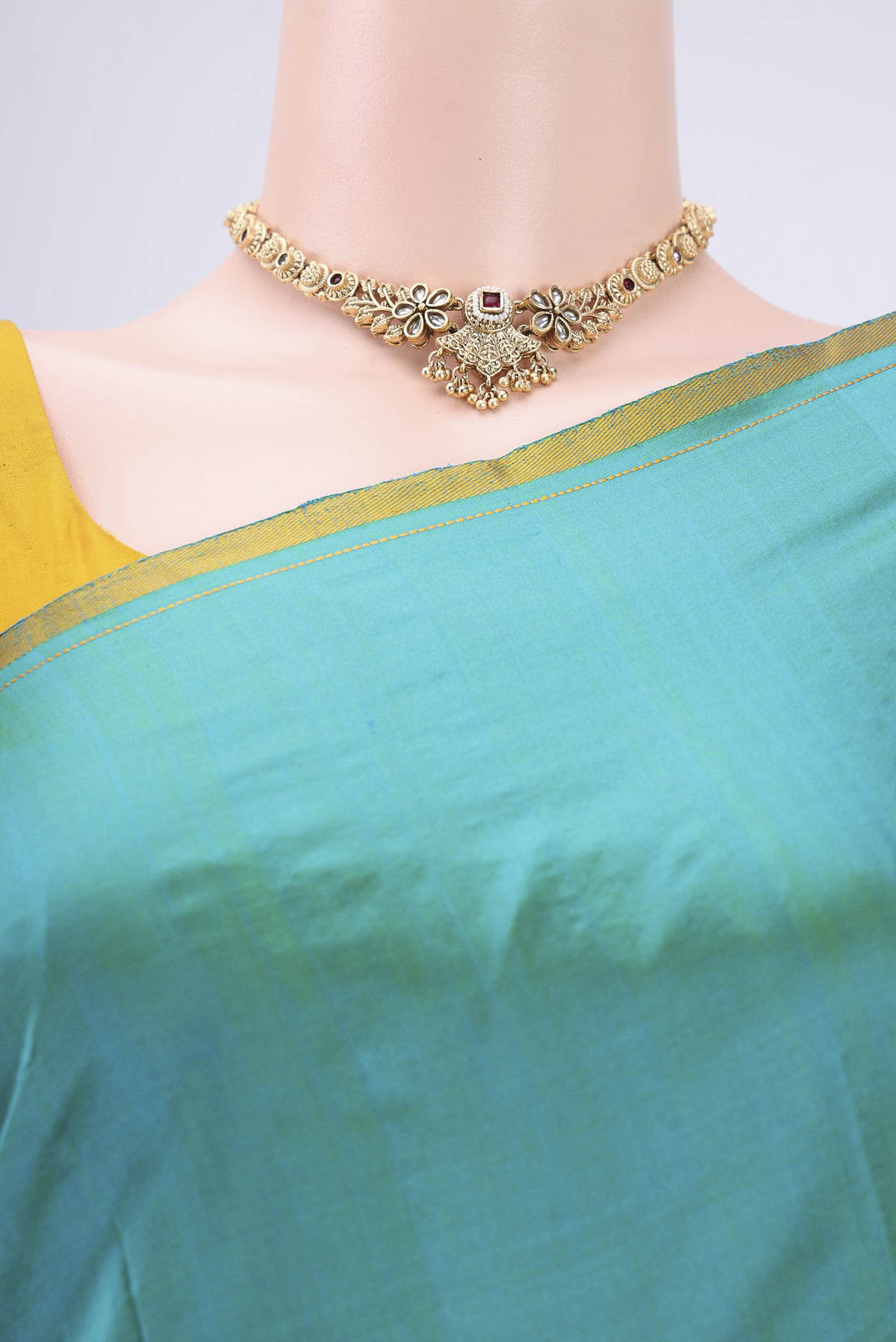 Border image of Sea Green Dual Tone Kanchipuram Silk Saree with Plain Body and Thread Border. 