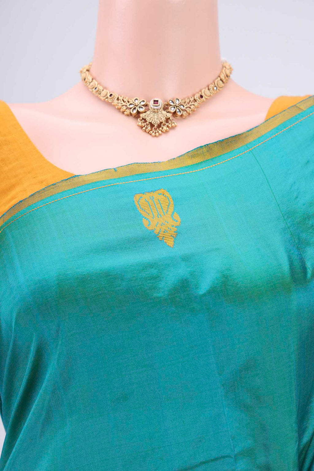 Border image of Sea Green Dual Tone Kanchipuram Silk Saree with Plain Body and Zari And Thread Border. 