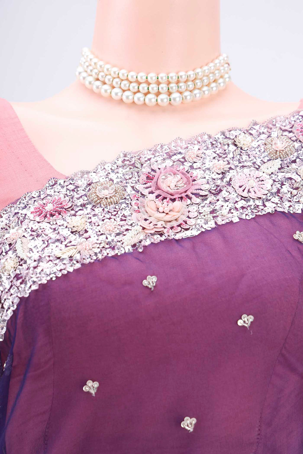 Border image of Purple Organza Silk Saree with Embroidery on the body and Embroidery Border. 