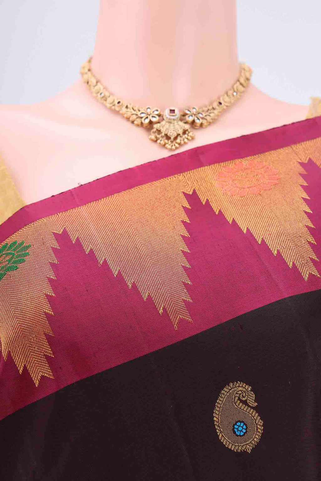 Border image of Black Dual Tone Gadwal Silk Saree with Zari Brocade on the body and Zari Border. 