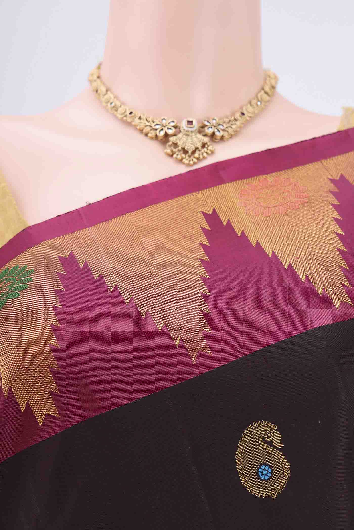 Border image of Black Dual Tone Gadwal Silk Saree with Zari Brocade on the body and Zari Border. 