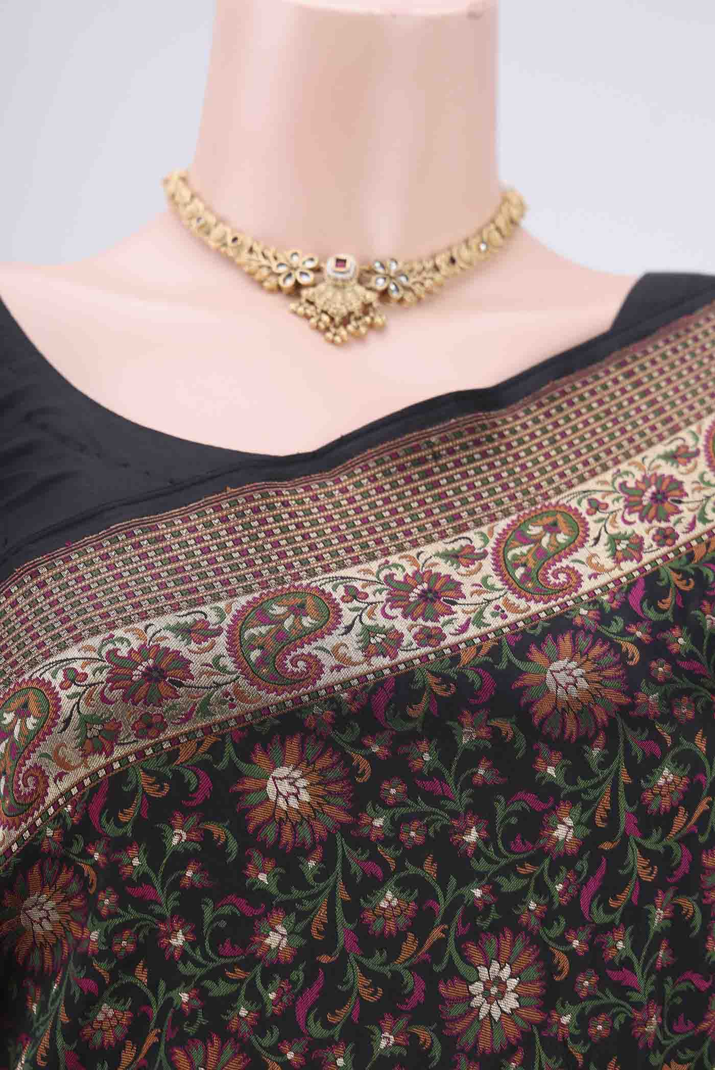 Border image of Black Banarasi Tanchoi Silk Saree with Jacquard design on the body and Thread Border. 