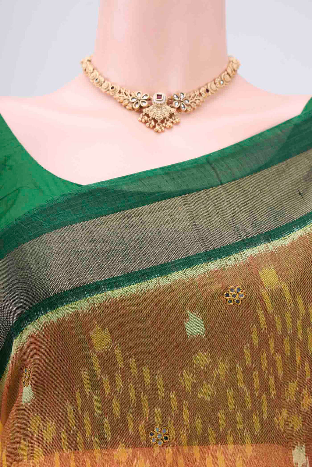 Border image of Green Pochampally Silk Saree with Pure Ikat on the body and Plain Border. 