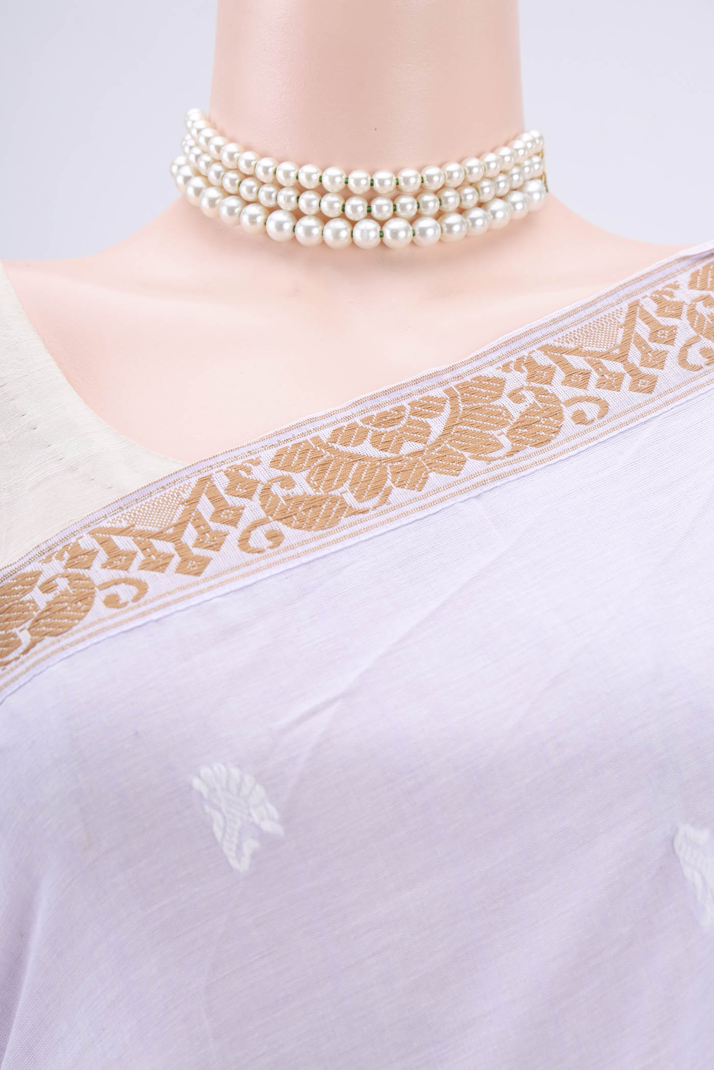 Border image of Purple Assam Cotton Saree with Thread Butta on the body and Plain Border. 