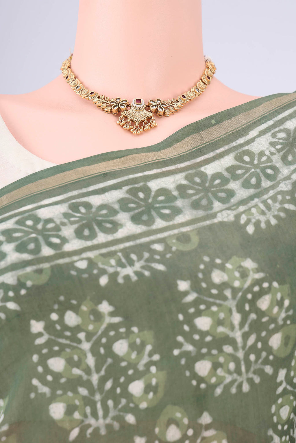 Border image of Sea Green Maheshwari Silk Cotton Saree with Batik Print on the body and Zari Border. 
