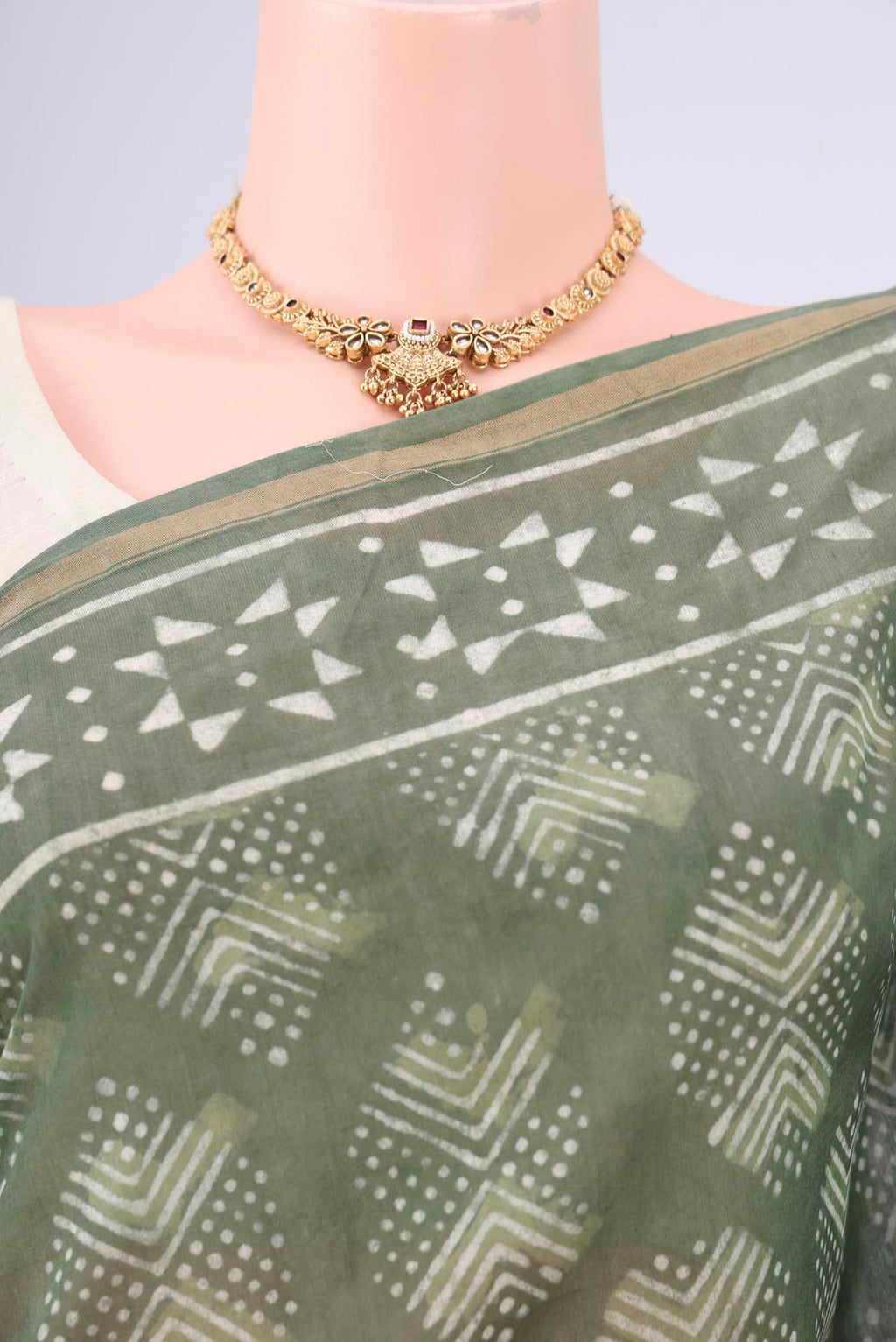 Border image of Mehandi Green Maheshwari Silk Cotton Saree with Batik Print on the body and Zari Border. 