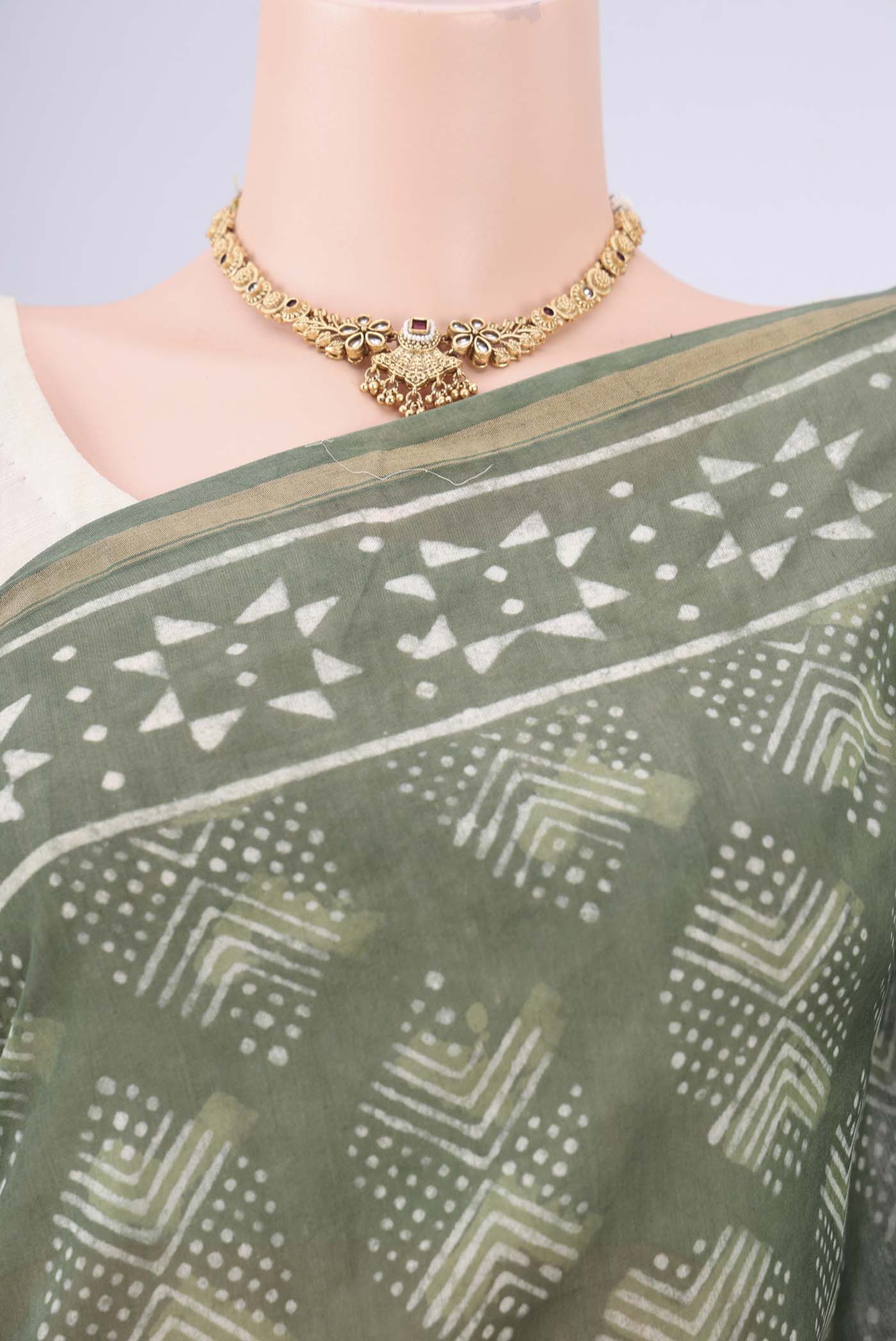 Border image of Mehandi Green Maheshwari Silk Cotton Saree with Batik Print on the body and Zari Border. 