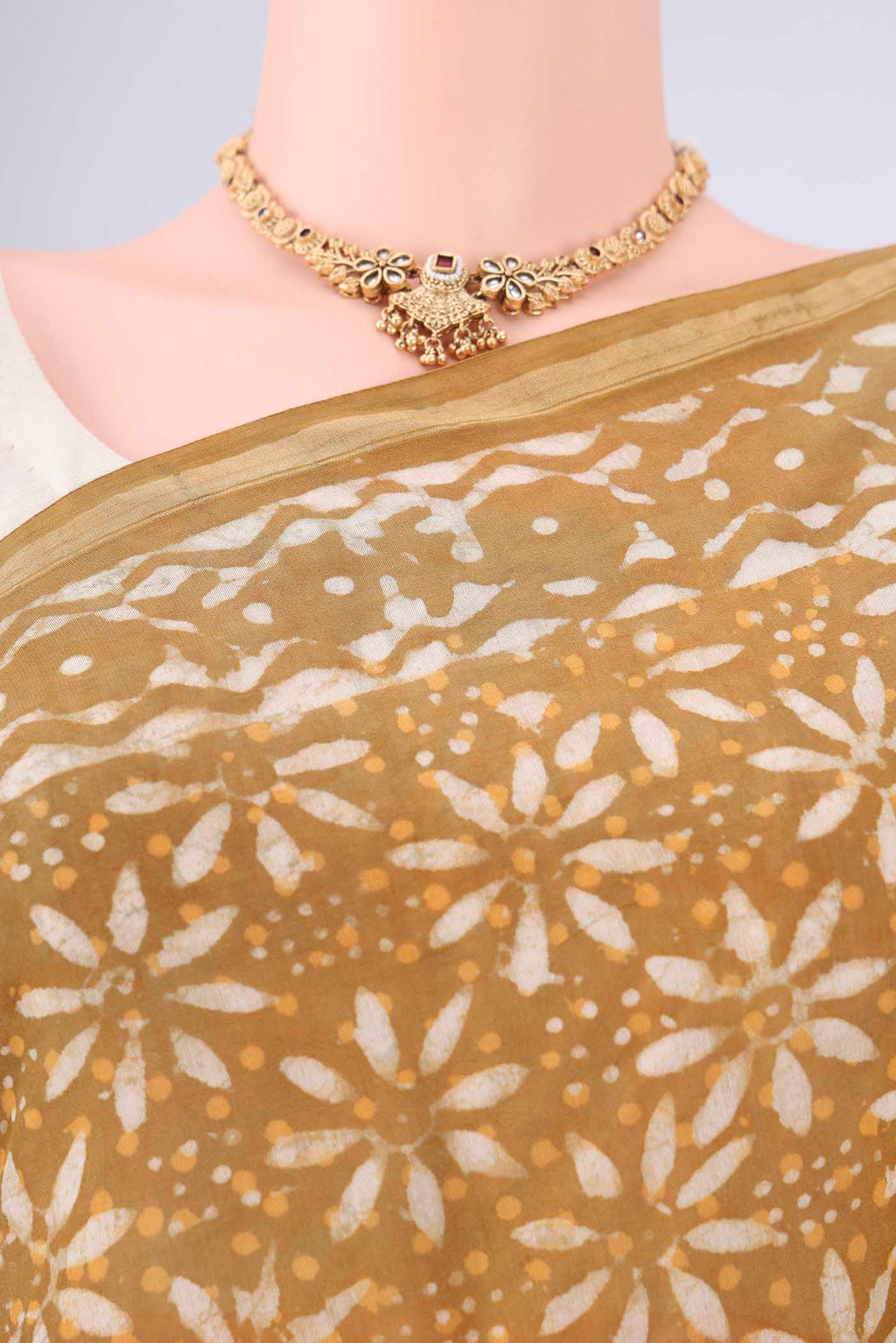 Border image of Mustard Maheshwari Silk Cotton Saree with Batik Print on the body and Zari Border. 
