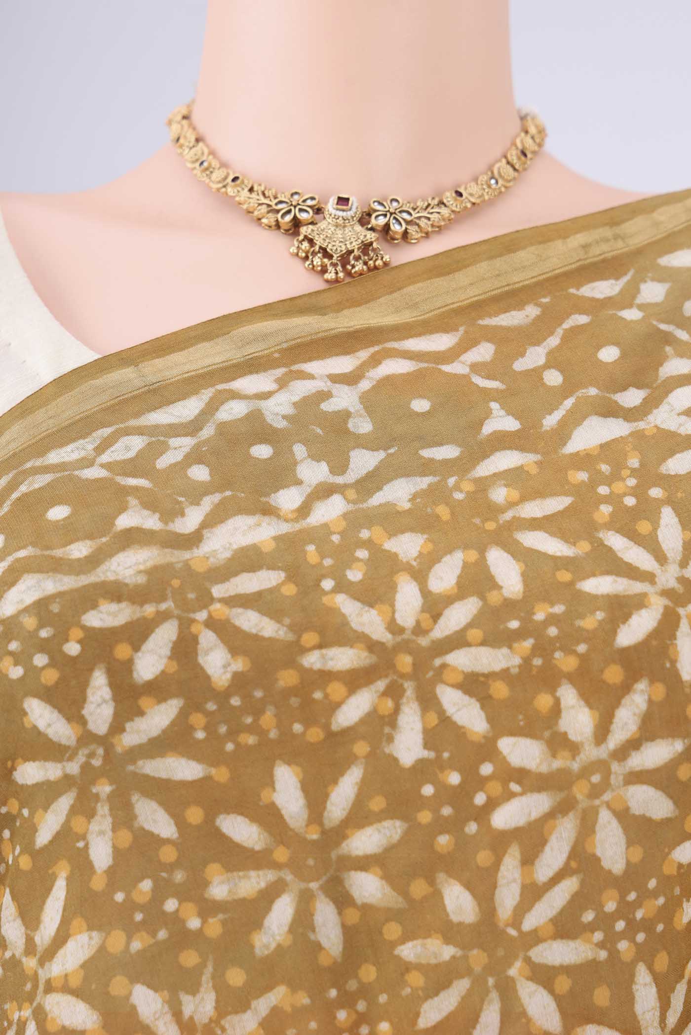 Border image of Mustard Maheshwari Silk Cotton Saree with Batik Print on the body and Zari Border. 