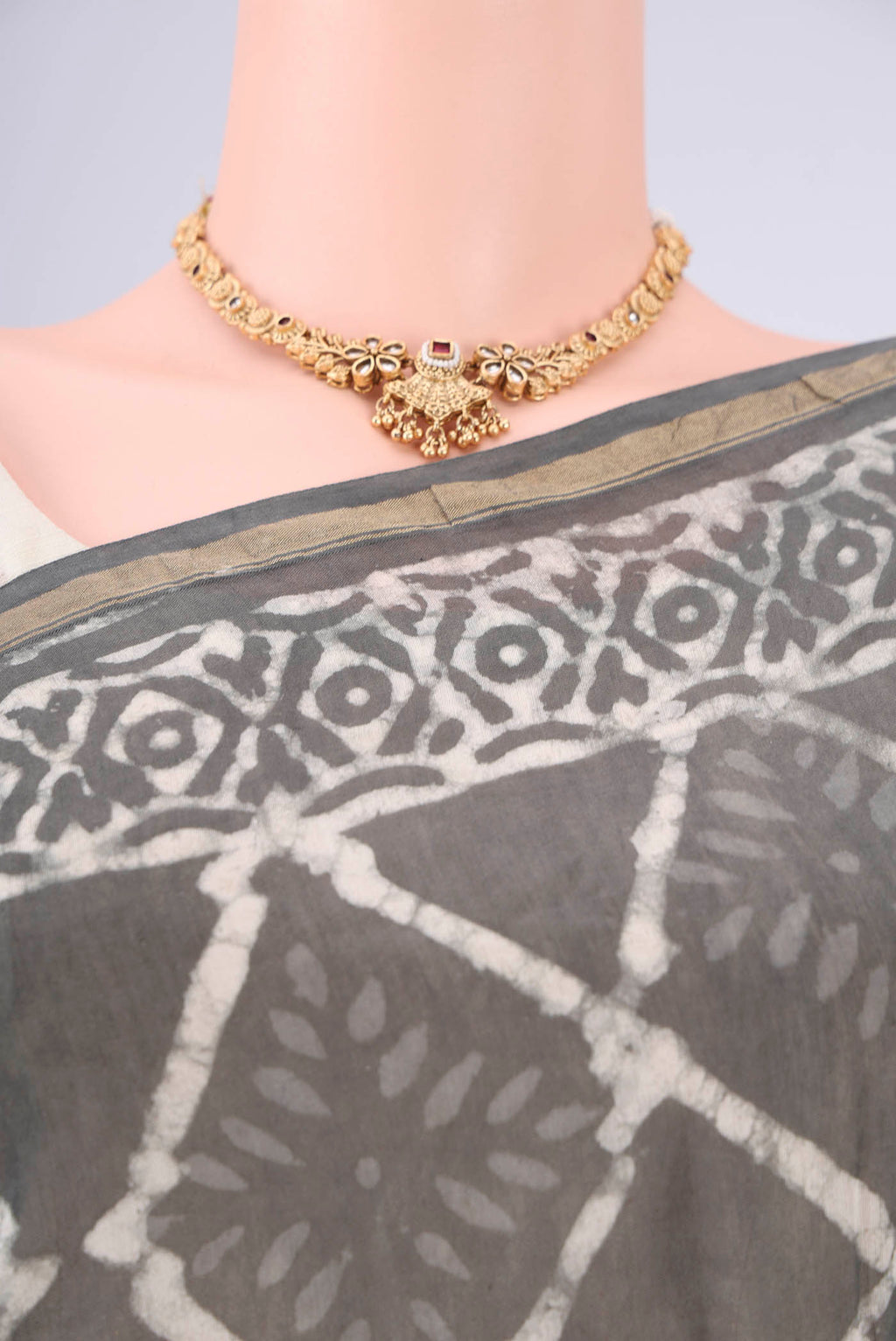 Border image of Grey Maheshwari Silk Cotton Saree with Batik Print on the body and Zari Border. 