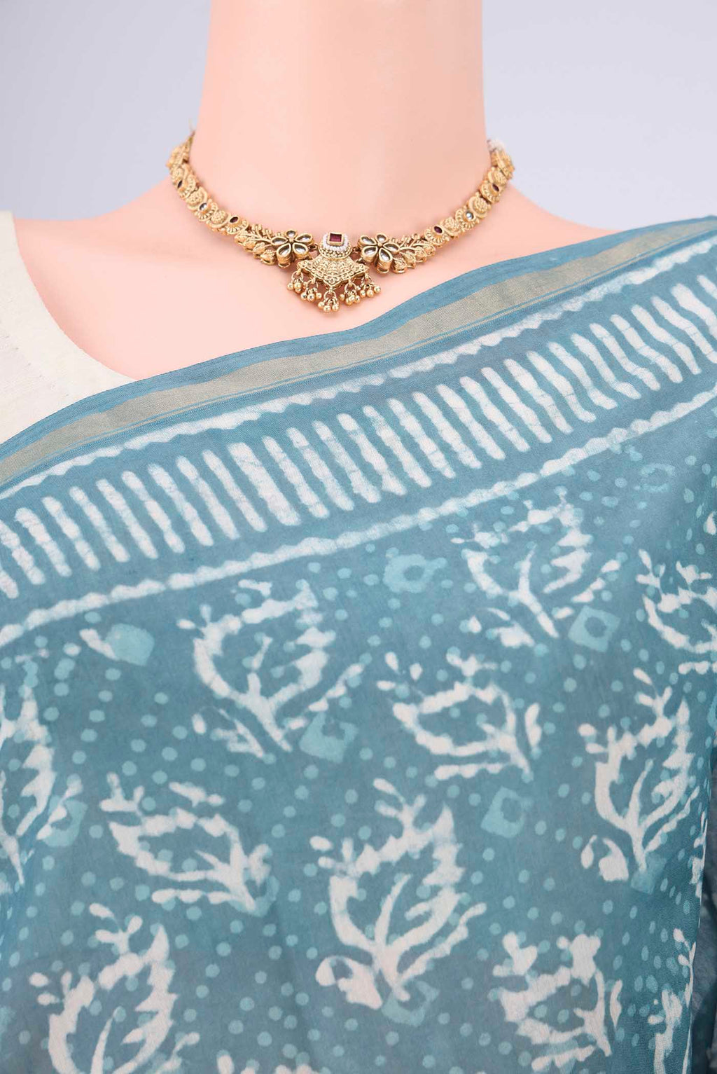 Border image of Maya Blue Maheshwari Silk Cotton Saree with Batik Print on the body and Zari Border. 
