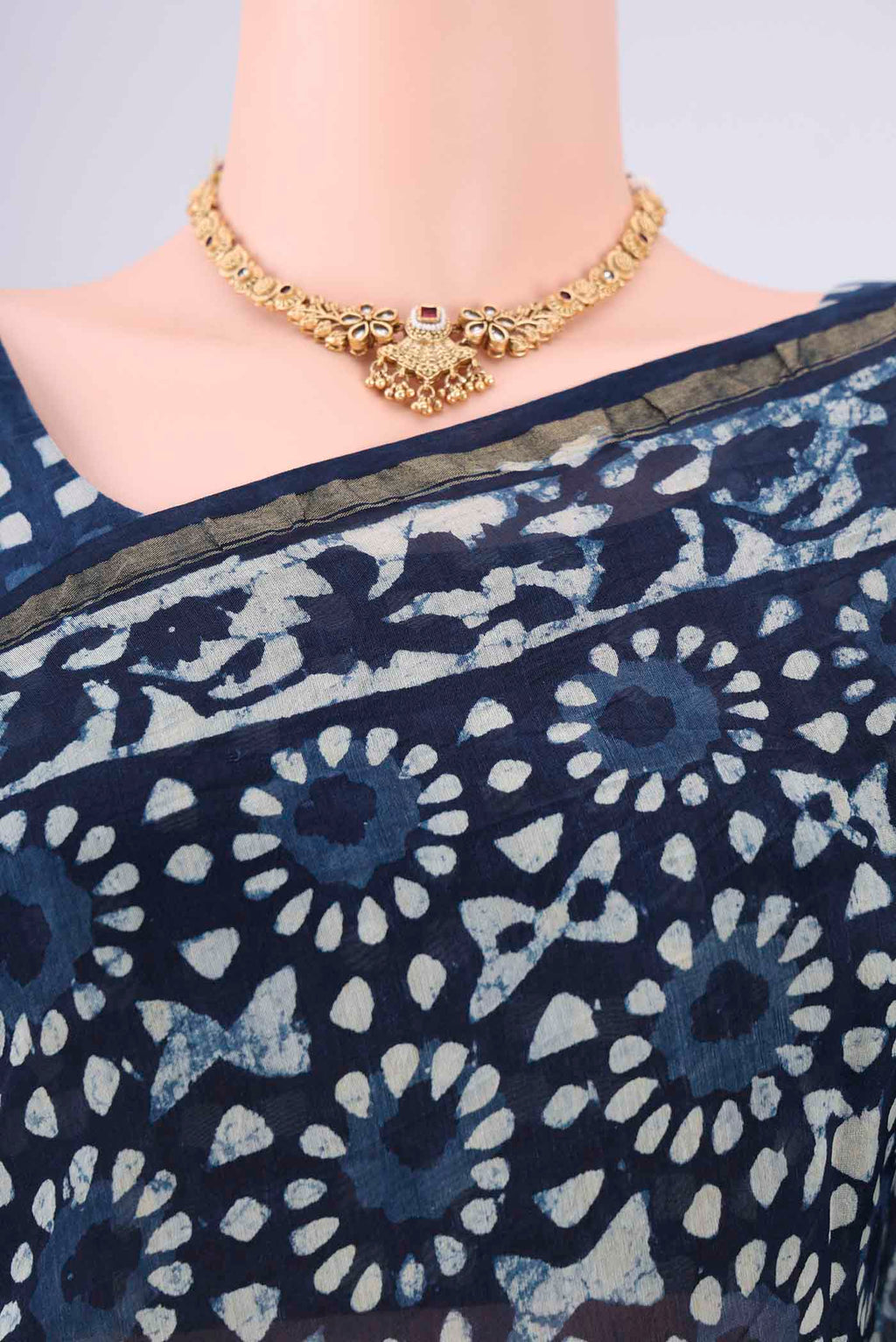 Border image of Indigo Maheshwari Silk Cotton Saree with Batik Print on the body and Zari Border. 