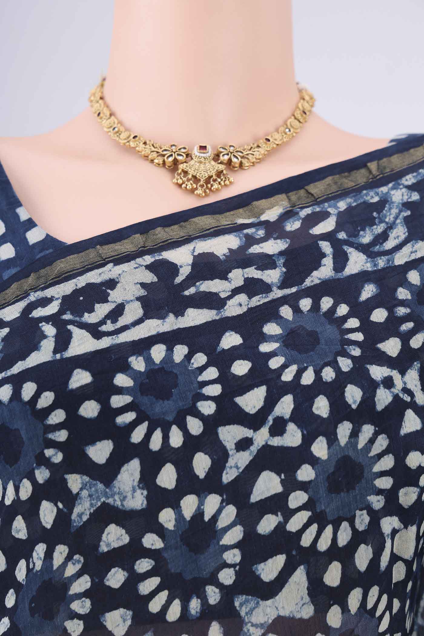 Border image of Indigo Maheshwari Silk Cotton Saree with Batik Print on the body and Zari Border. 
