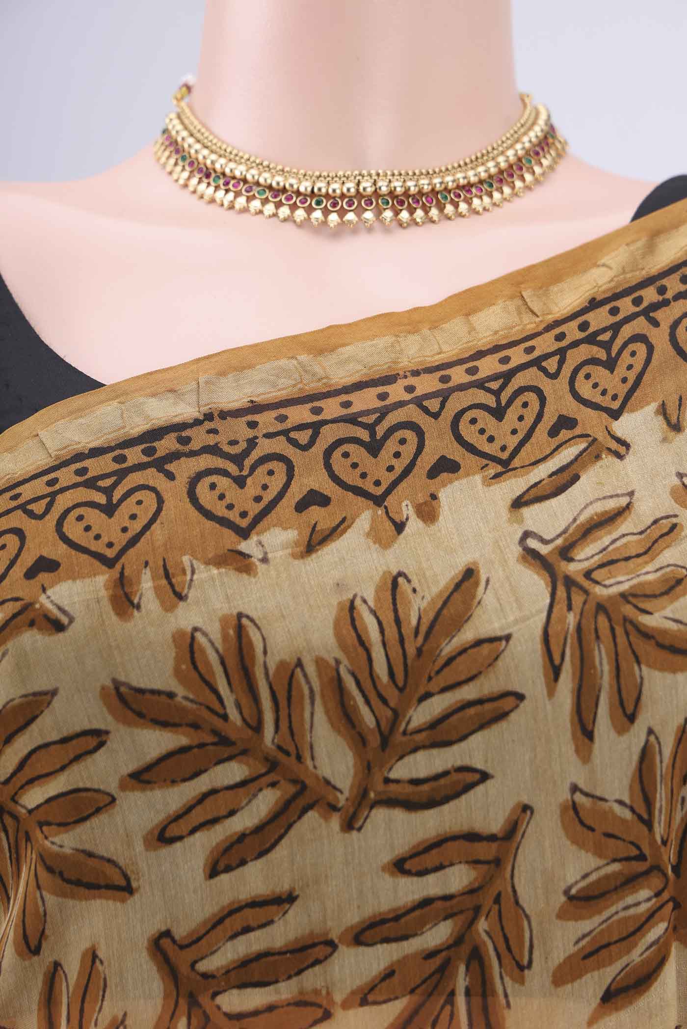 Border image of Beige Maheshwari Silk Cotton Saree with Batik Print on the body and Zari Border. 