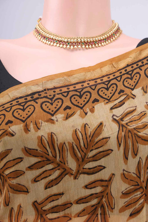 Border image of Beige Maheshwari Silk Cotton Saree with Batik Print on the body and Zari Border. 