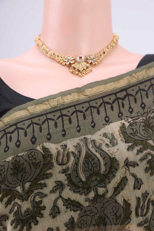 Border image of Mehandi Green Maheshwari Silk Cotton Saree with Batik Print on the body and Zari Border. 