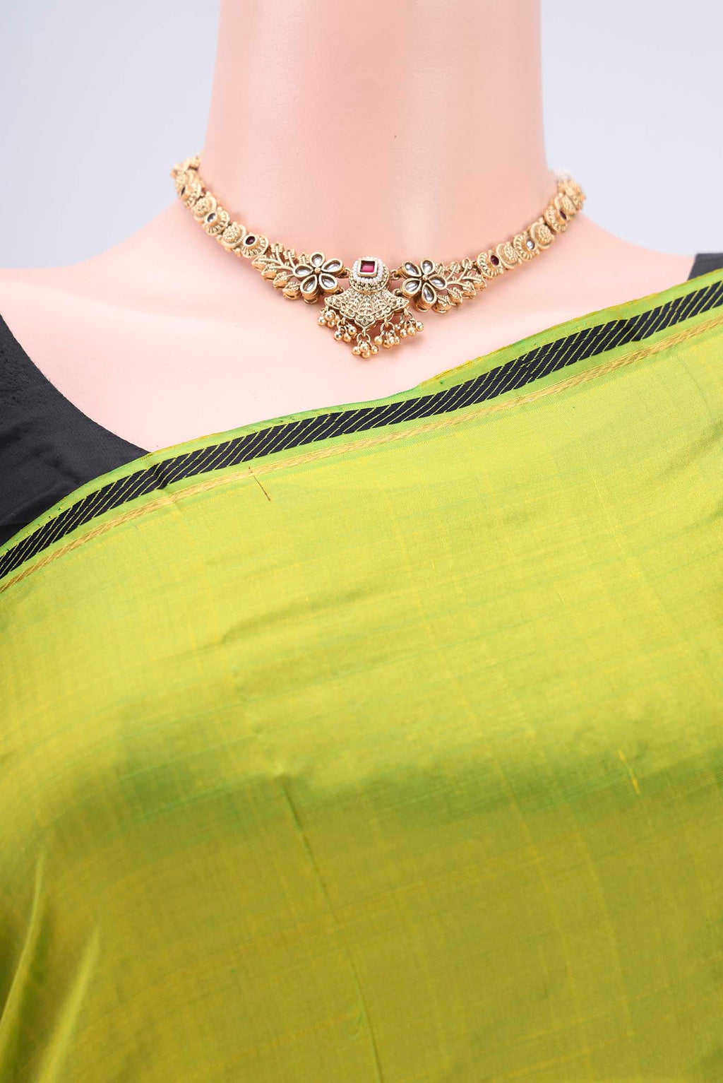 Border image of Parrot Green Kanchipuram Silk Saree with Plain Body and Thin Zari Line. 