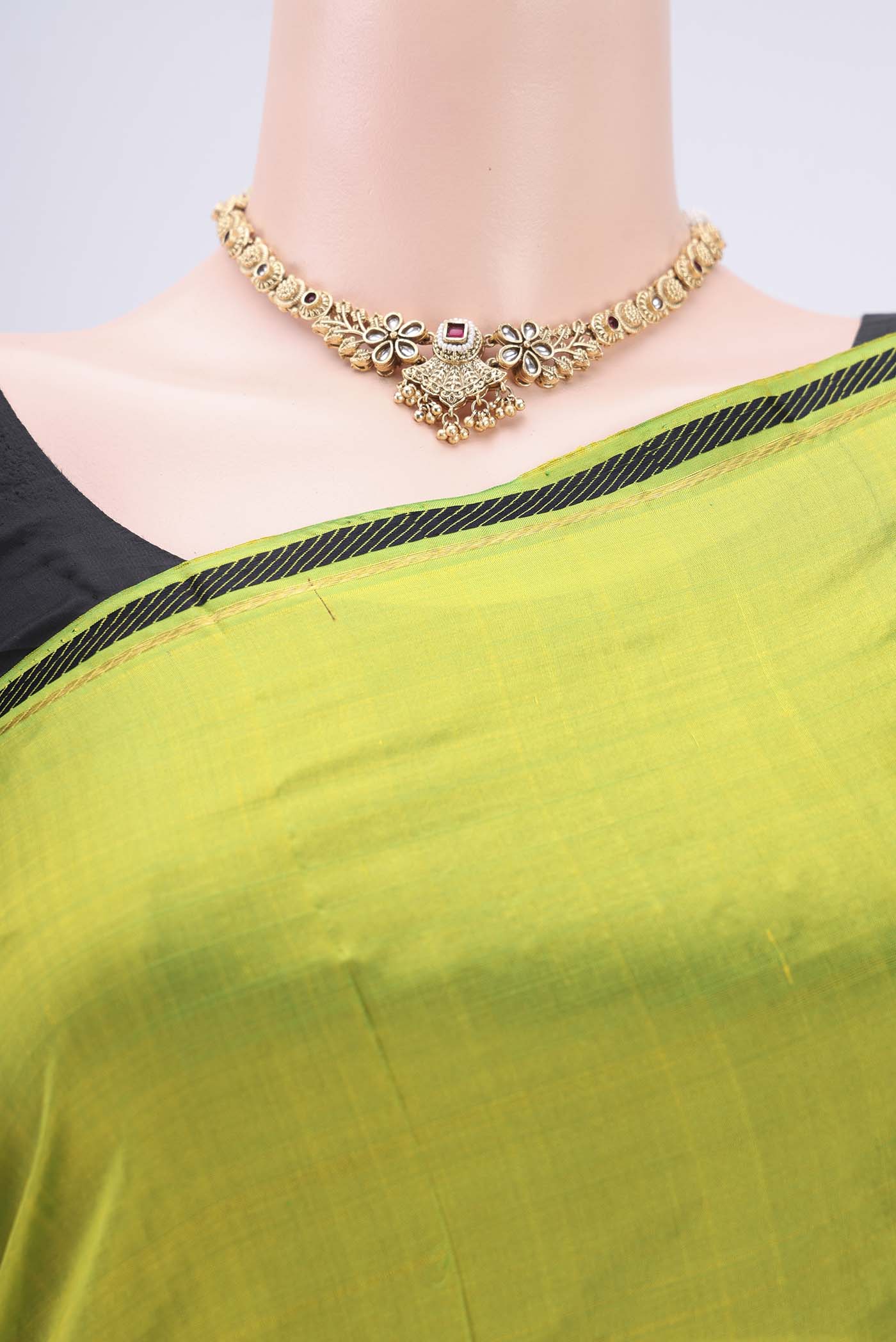 Border image of Parrot Green Kanchipuram Silk Saree with Plain Body and Thin Zari Line. 