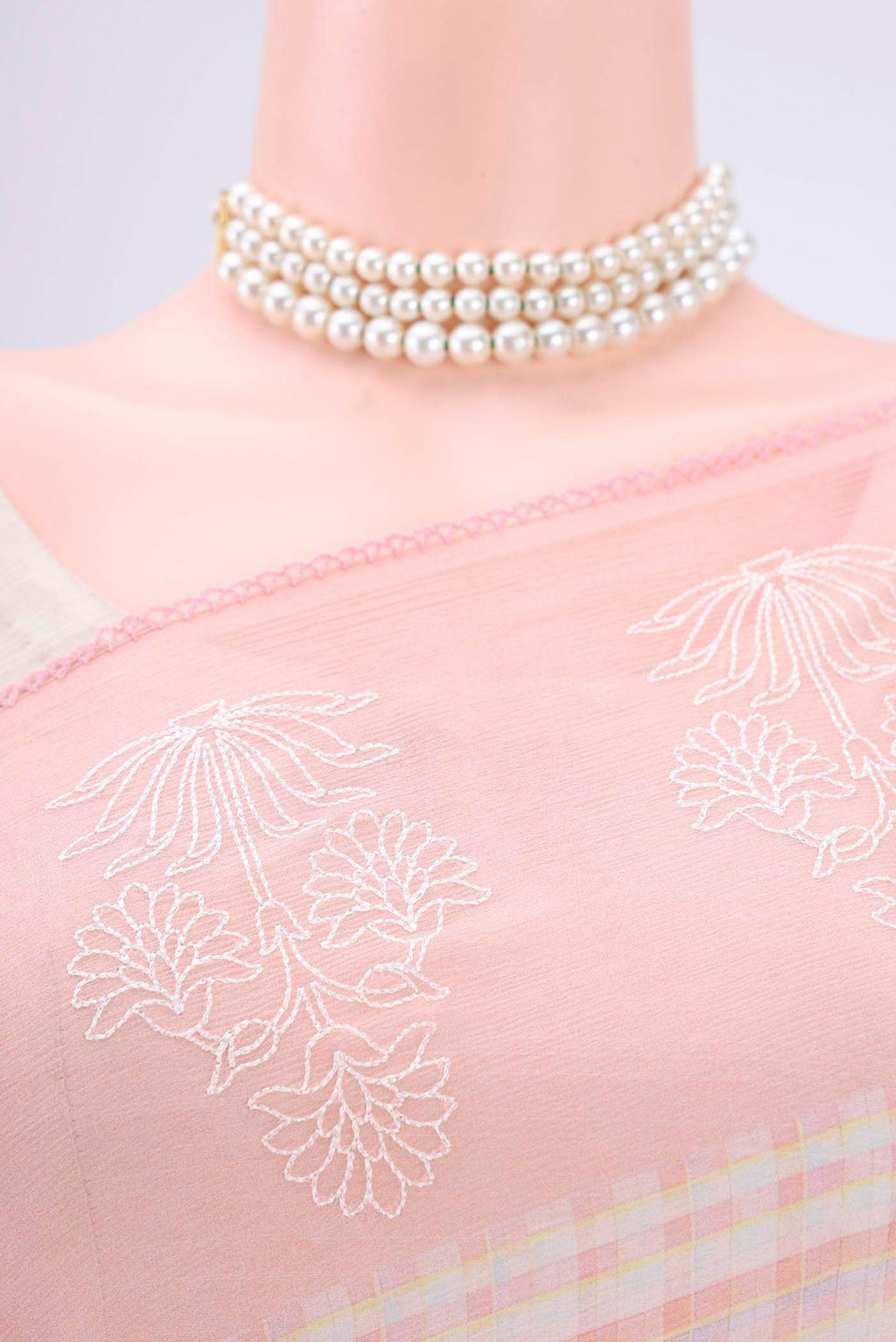 Border image of Beige Mysore Chiffon Saree with Checked design on the body and Thread Border. 