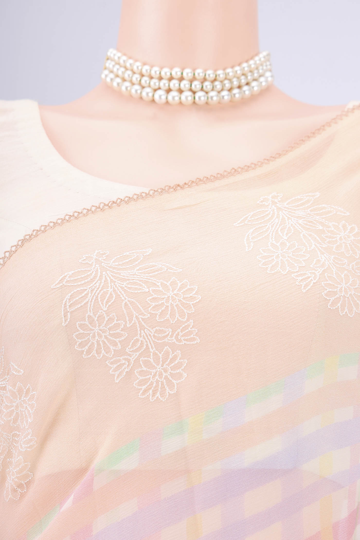 Border image of Peach Mysore Chiffon Saree with Checked design on the body and Thread Border. 
