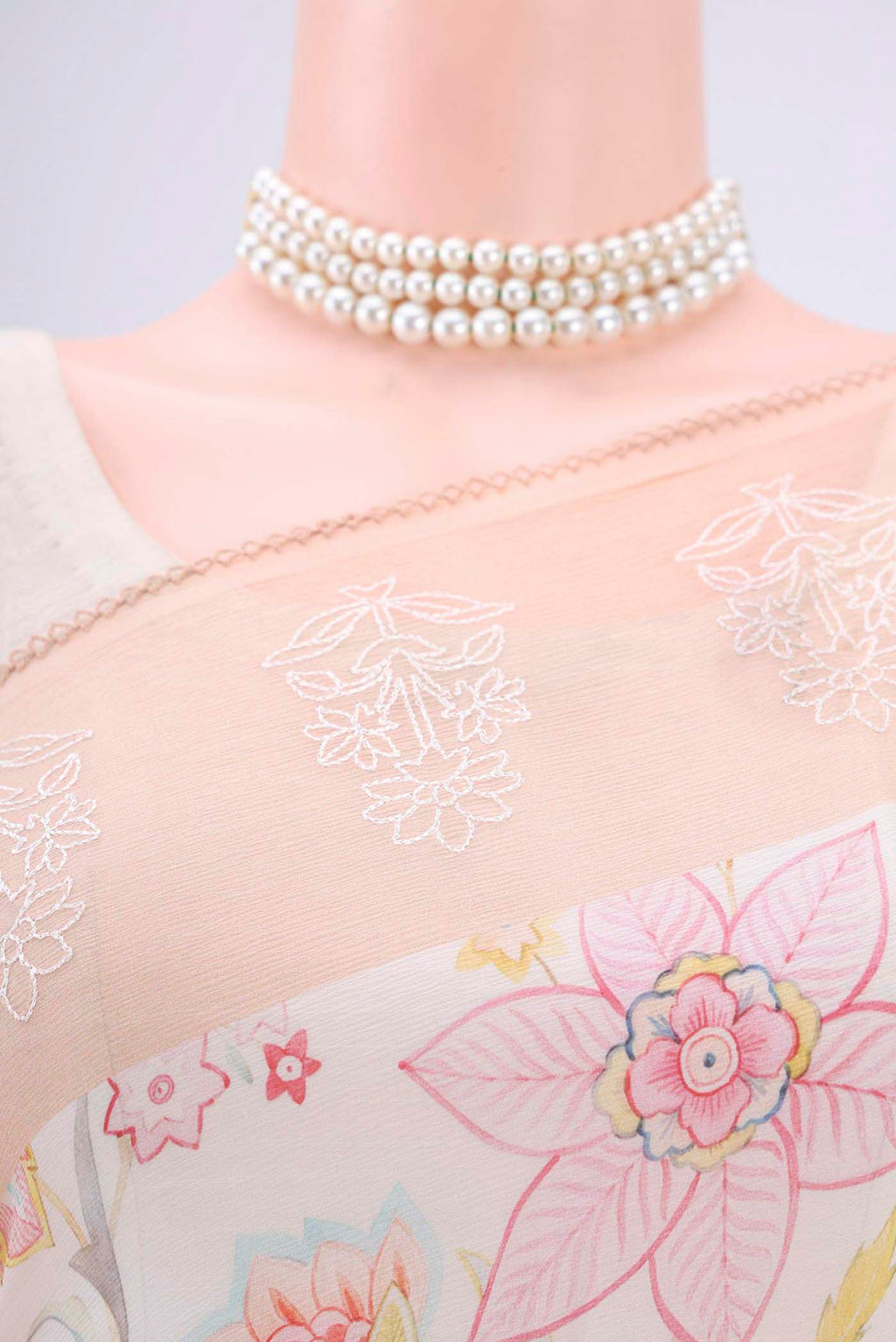 Border image of Off White Mysore Chiffon Saree with Checked design on the body and Thread Border. 