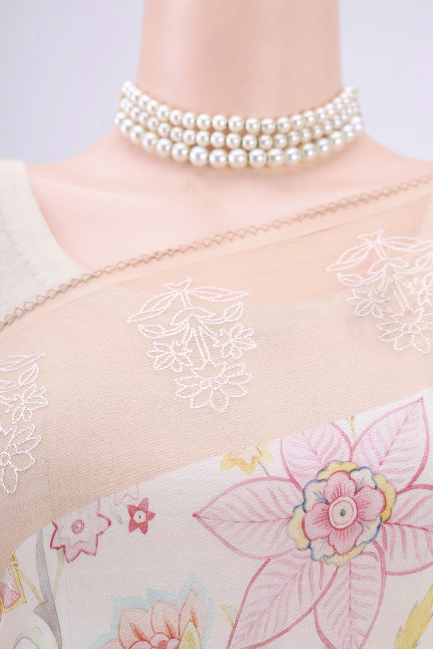 Border image of Off White Mysore Chiffon Saree with Checked design on the body and Thread Border. 