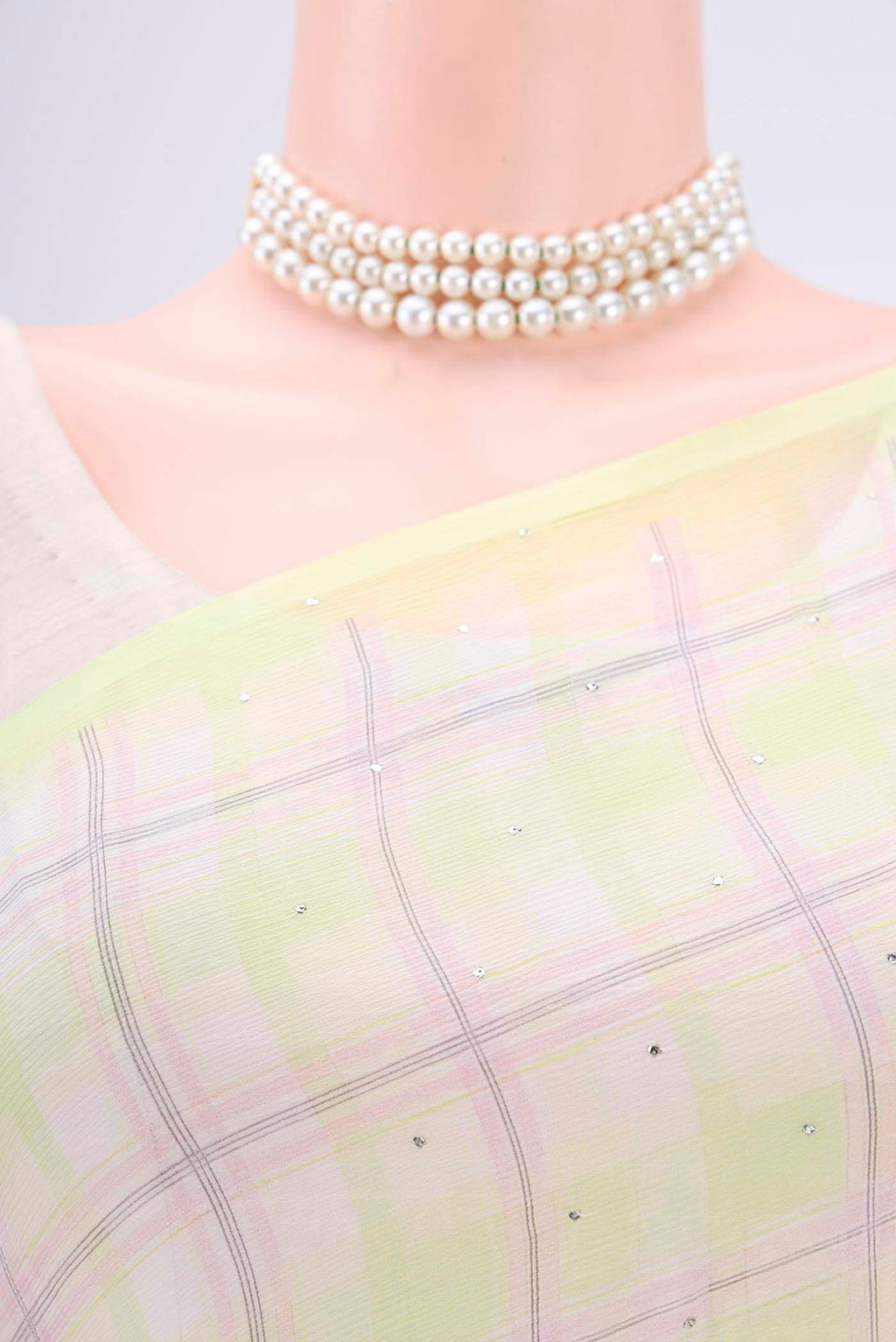 Border image of Light Green Mysore Chiffon Saree with Checked design on the body and Without Border. 