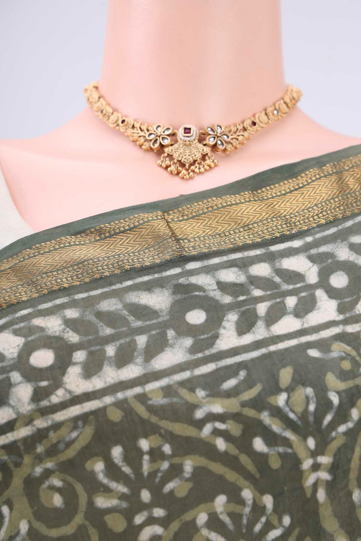 Border image of Olive Green Maheshwari Silk Cotton Saree with Batik Print on the body and Zari Border. 