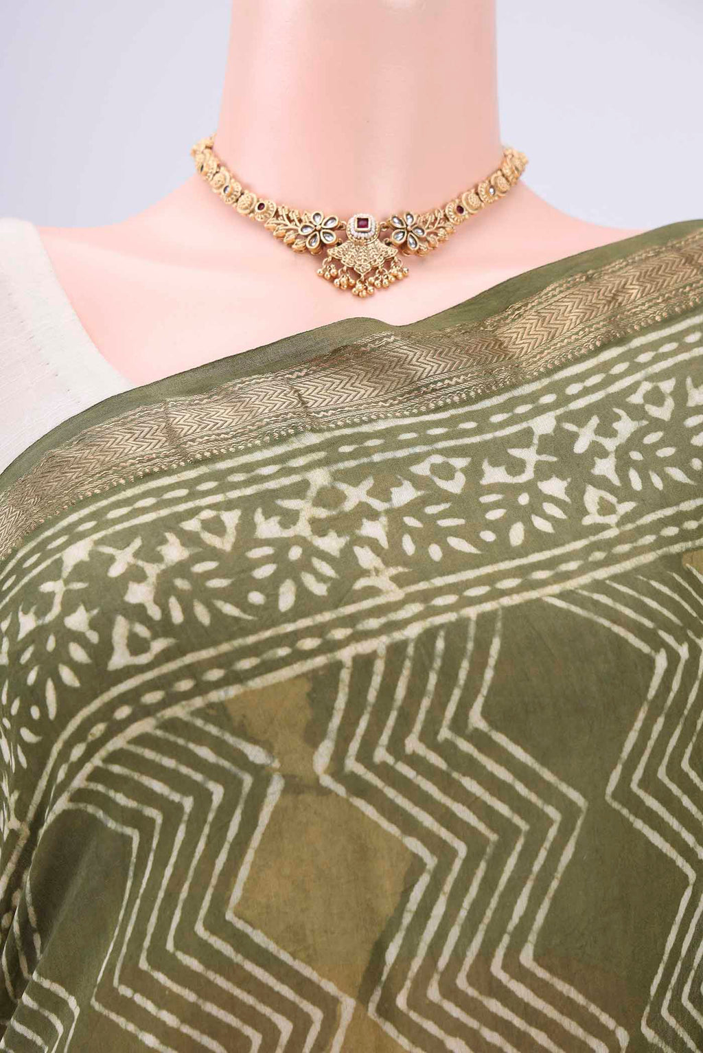 Border image of Olive Green Maheshwari Silk Cotton Saree with Batik Print on the body and Zari Border. 