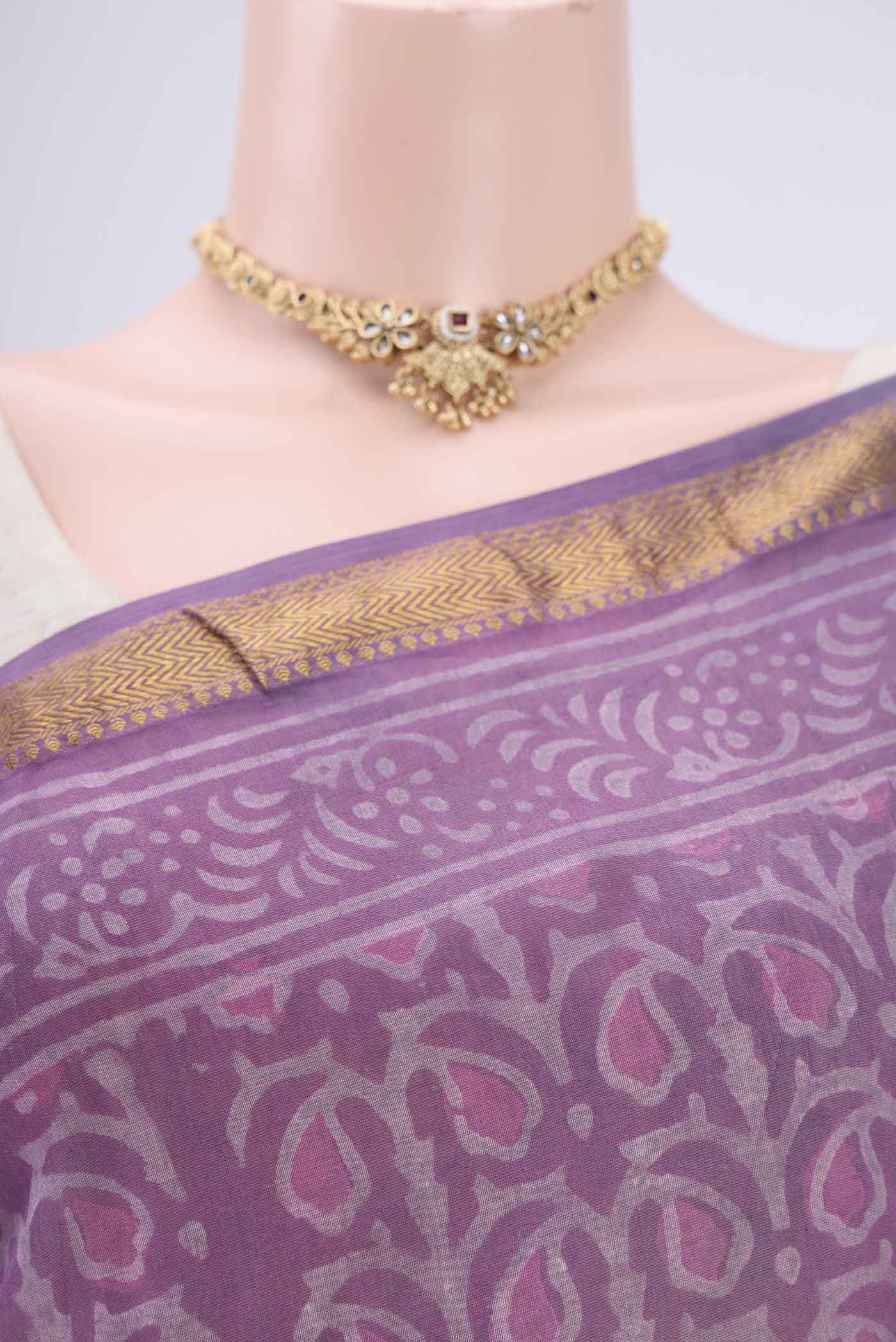 Border image of Mauve Maheshwari Silk Cotton Saree with Batik Print on the body and Zari Border. 